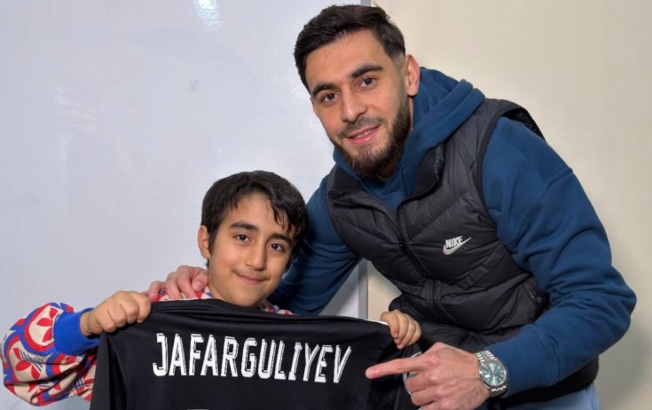 Sığınacaqda futbolu tək izləyən Əkbəri ziyarətə getdi
