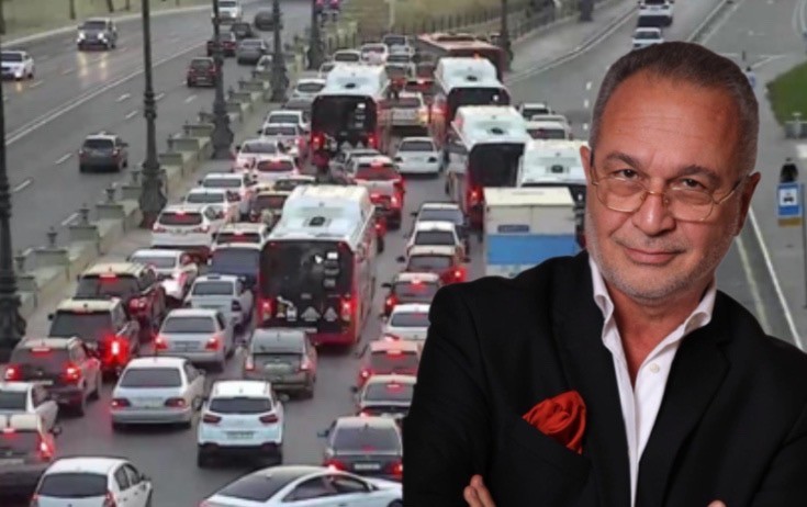 Tıxaca görə maşından düşüb, metroya mindi
