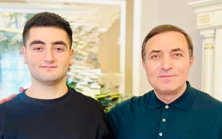 Ad günündə oğlundan uzaq qaldığını bildirdi - Fotolar