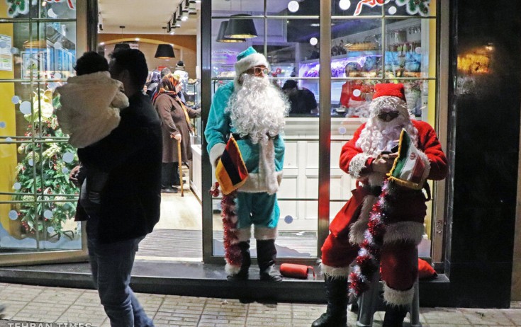 Tehranda "Santa Klaus"la şəkil çəkdirmək qadağan olundu