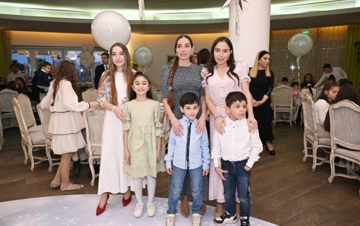 Prezidentin qızları və gəlini uşaqlarla bayram şənliyində - Fotolar