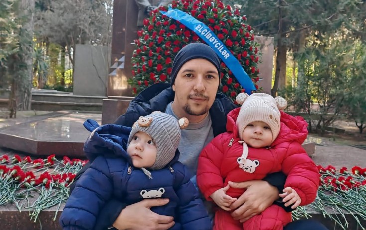 Əkiz nəvələri Elçibəyin məzarı başında - Foto