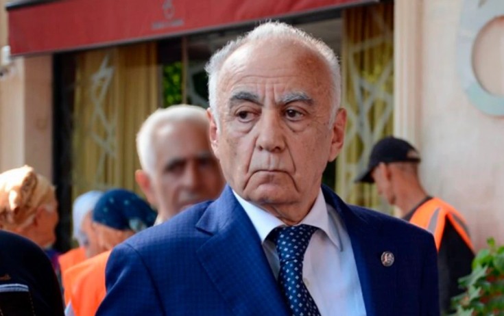 Hacıbala Abutalıbov kəndə köçüb