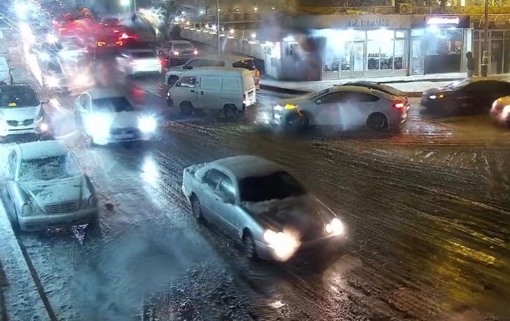 Qar Bakıdakı bu yollarda hərəkəti çətinləşdirdi