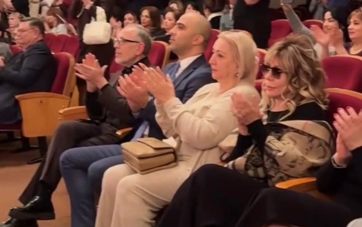 Teatrda direktor vəzifəsində son tamaşanı xanımı ilə izlədi