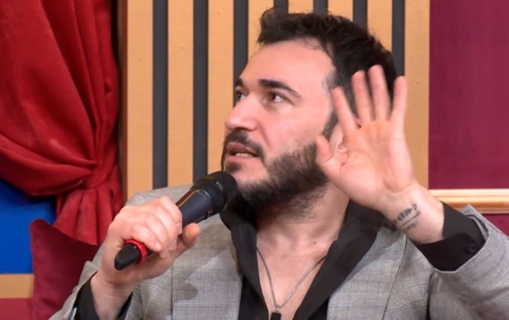 Elvin döymələrini nümayiş etdirdi - Video
