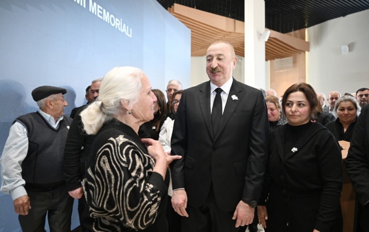 “Razı olarsınızmı boynunuzu qucaqlayıb, üzünüzdən öpüm?”