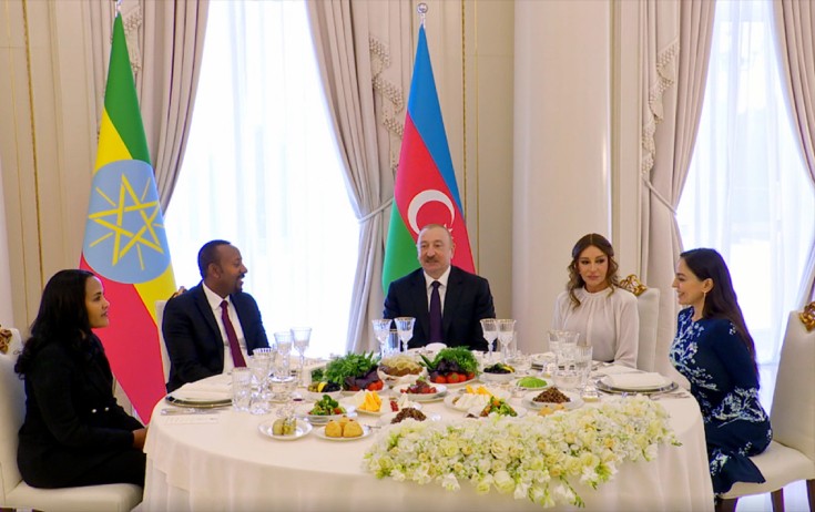 Prezidentlə xanımının adından rəsmi nahar verildi - Video