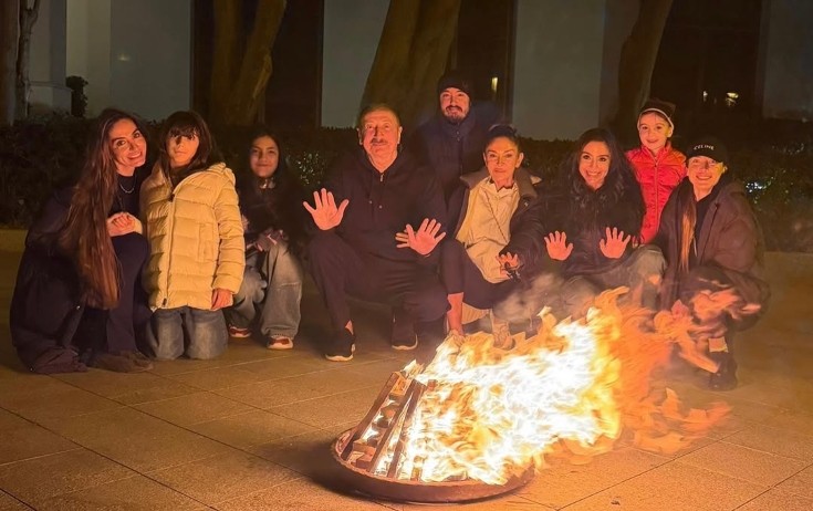 Prezident ailəsi ilə çərşənbə tonqalında - Foto