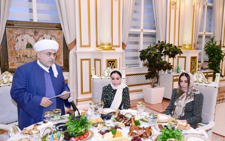 Leyla və Arzu Əliyevalar iftar süfrəsində - Fotolar