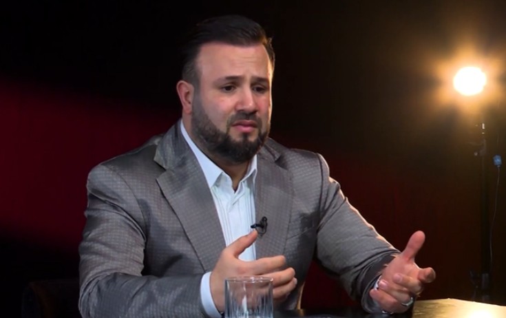 "Atam yaşda sənətçini hər gün efirdə görəndə utanıram"