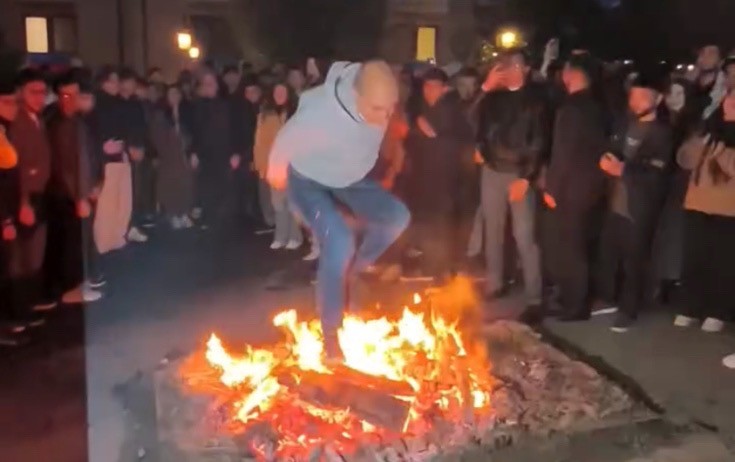 Nazir Xankəndidə tonqaldan tullandı, tələbələrlə yallı getdi - Video