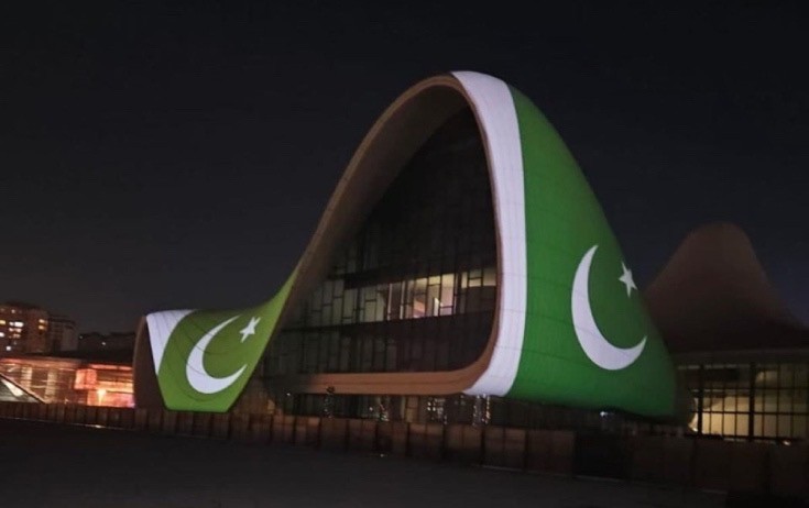 Heydər Əliyev Mərkəzi Pakistan bayrağıyla işıqlandırıldı