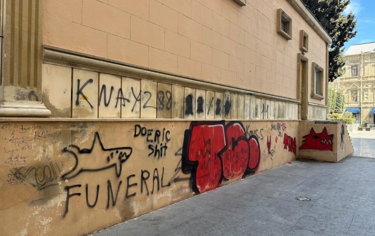 Nizami Kino Mərkəzinin divarına qraffiti çəkənlər saxlanıldı