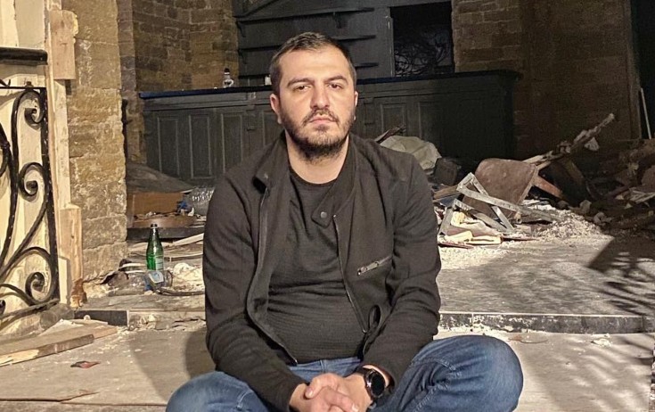 Anasından sonra atasını da itirdi