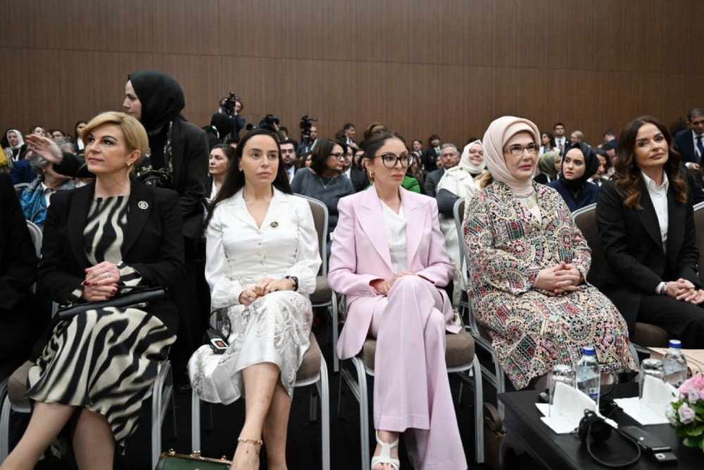 Mehriban Əliyeva qızı ilə Antalyada panelə qatıldı - Fotolar