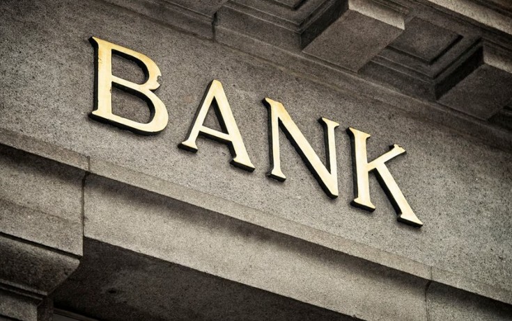 Borca görə müştərinin qohumuna zəng vuran bank cərimələndi