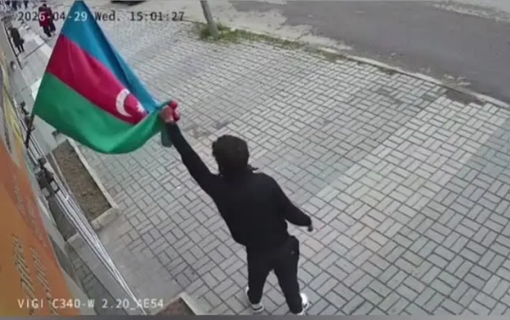 Bayrağa hörmətsizlik edən şəxslə bağlı araşdırma başladı - Video