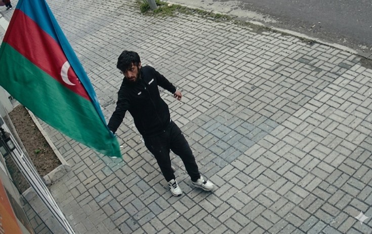 Bayrağa hörmətsizlik edən şəxs saxlanıldı - Foto