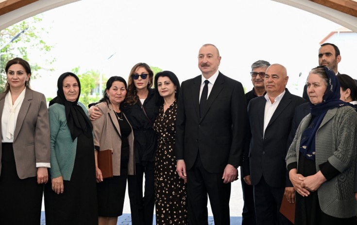 Prezidentlə xanımı Şükürbəyli sakinləri ilə görüşdülər - Fotolar