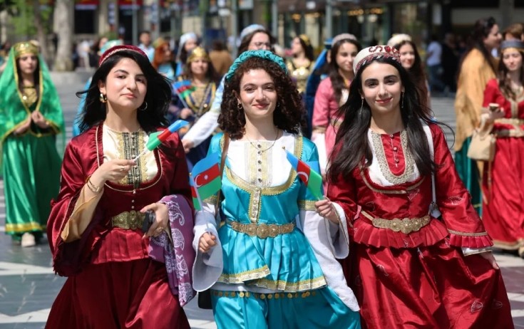 Milli geyimlərdə maraqlı yürüş - Fotolar