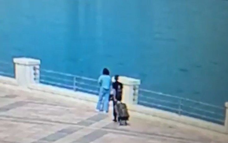 Bulvarda qadına qarşı qeyri-etik hərəkət edən şəxsin görüntüləri - Video