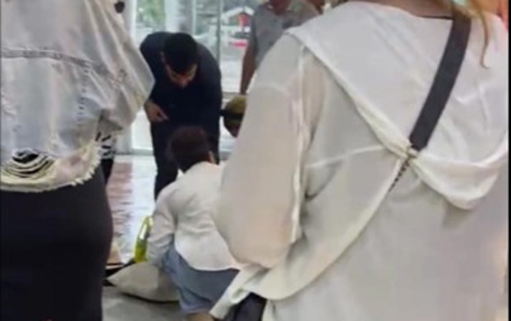 “AF Mall”un üzlüyü qoparaq qadının üstünə düşdü - Video