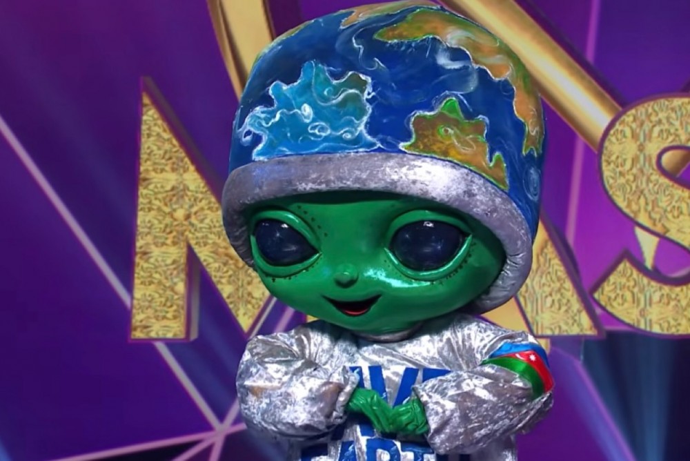 “Yadplanetli” maskasını açdı - Video