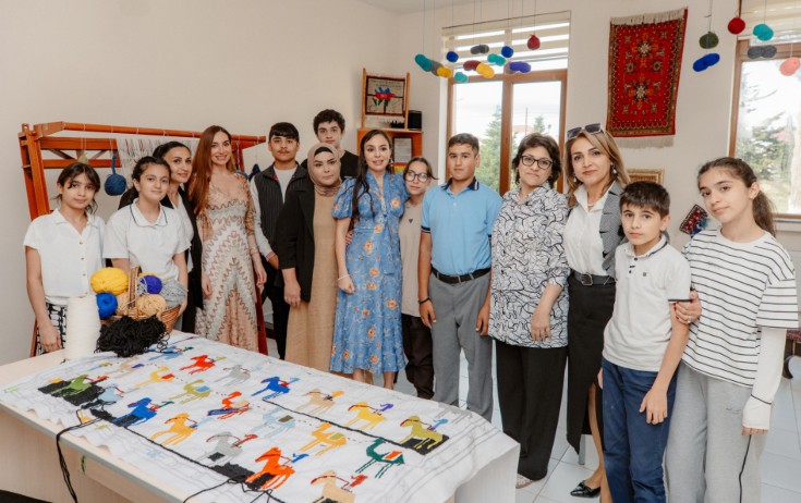 Leyla və Arzu Əliyevalar 1 İyunu onlarla keçirib - Fotolar