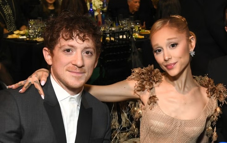 Ariana Qrande sevgilisindən ayrıldı