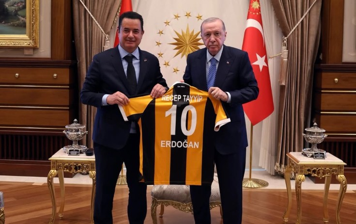 Ərdoğana sahibi olduğu futbol klubunun formasını hədiyyə etdi - Foto