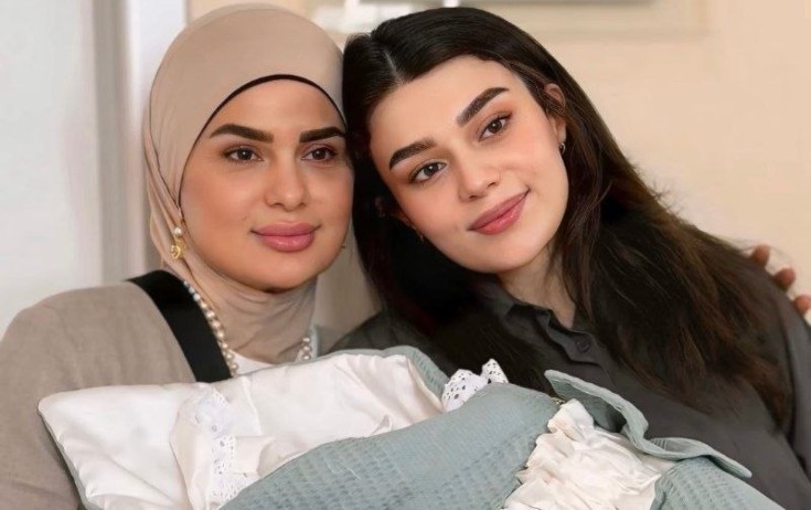 Fərqanə Qasımova qızı və ikinci nəvəsi ilə - Foto