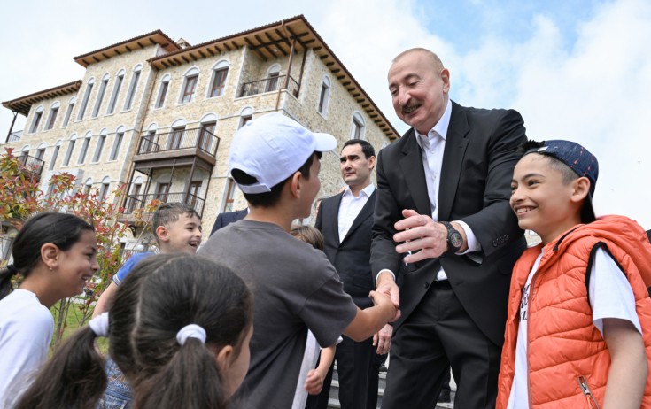 Prezidentin Şuşada uşaqlarla səmimi görüşü - Video