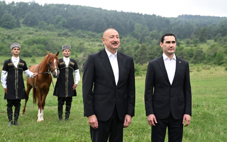 İlham Əliyev Cıdır düzündə həmkarına Qarabağ atı hədiyyə etdi - Fotolar
