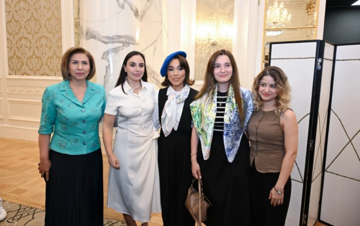 Leyla Əliyeva qızların məzun günündə - Fotolar