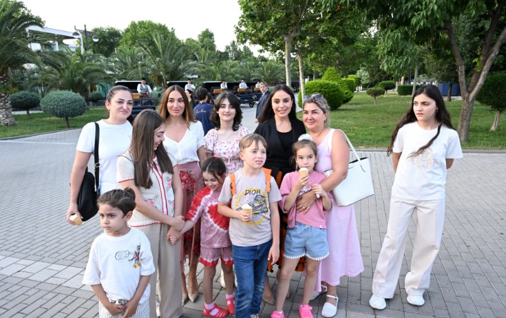 Leyla və Arzu Əliyevalar Dənizkənarı Milli Parkda - Fotolar