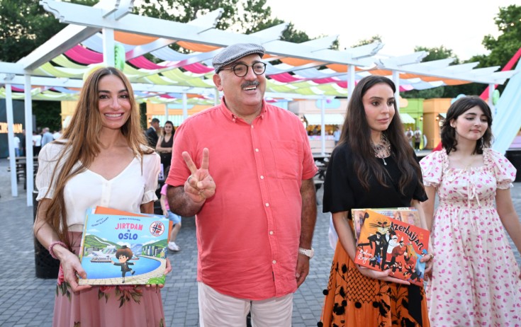 Prezidentin qızları bulvarda festivalda - Fotolar