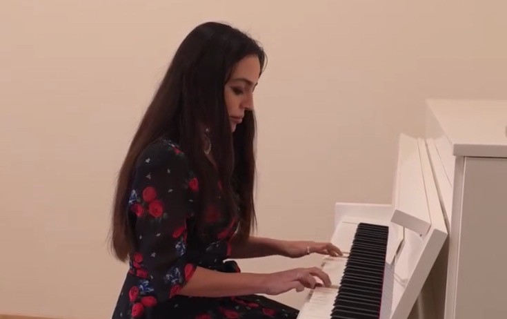 Leyla Əliyeva pianoda ifa etdi - Video