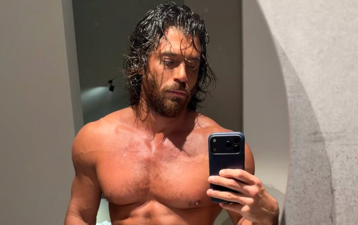 Can Yaman iddialara yarıçılpaq fotosu ilə son qoydu