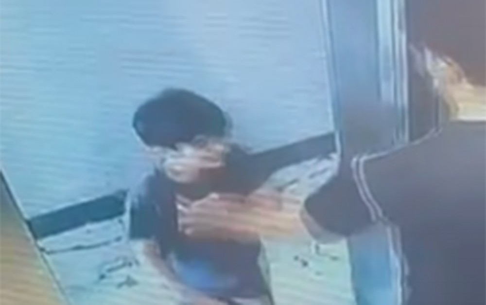 Liftdə autizmli uşağa zorakılıq etdi, saxlanıldı - Video
