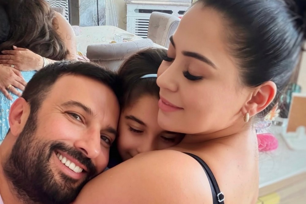 Tarkan xanımı və qızı ilə - Foto