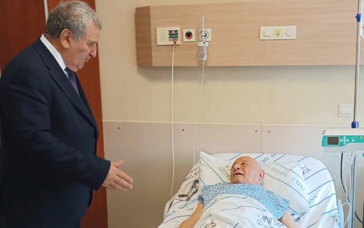 Ömər Eldarovu xəstəxanada ziyarət etdi - Foto